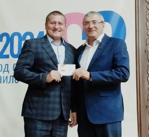 Алпар авылы җирлеге башлыгы Ренас Сәлахов алтын билге белән бүләкләнде