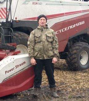 Комбайнер общества «Хузангаевское» Григорий Зварич – один из лучших тружеников