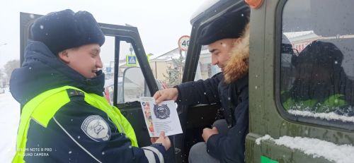 Әлки районы буенча ЮХИДИ хезмәткәрләре транспорт чаралары йөртүчеләрен Яңа ел белән котлады.