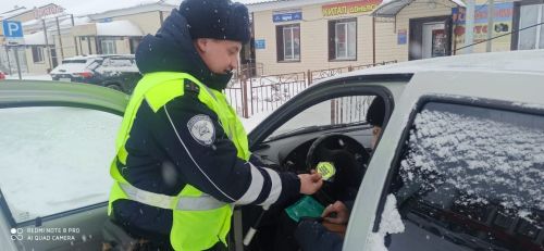 Әлки районы буенча ЮХИДИ хезмәткәрләре транспорт чаралары йөртүчеләрен Яңа ел белән котлады.