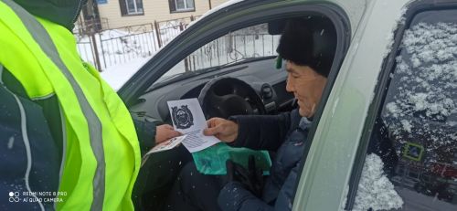 Әлки районы буенча ЮХИДИ хезмәткәрләре транспорт чаралары йөртүчеләрен Яңа ел белән котлады.