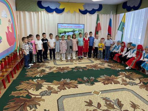 “Ромашка” балалар бакчасына йөрүчеләр махсус хәрби операциядә катнашучы хәрби белән очрашты
