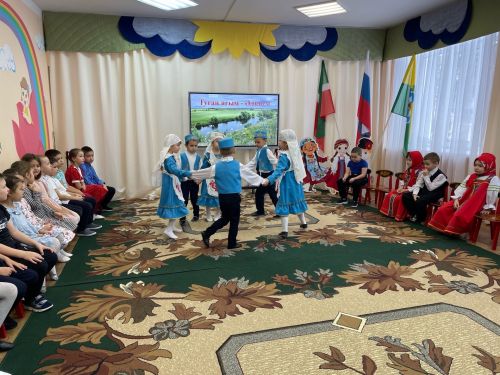 “Ромашка” балалар бакчасына йөрүчеләр махсус хәрби операциядә катнашучы хәрби белән очрашты