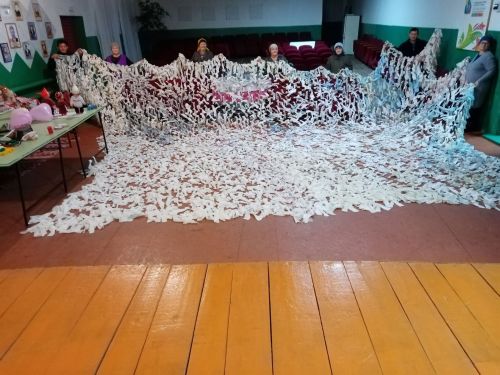 Жители села Верхнее Качеево доделали четвертую маскировачную сетку для бойцов СВО