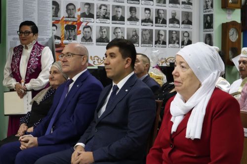 Казан кооператив институтының Дәрдемәнд исемендәге Татар мәдәнияте үзәгендә “Пар канатлар” дип аталучы Гаилә бәйрәме  узды.