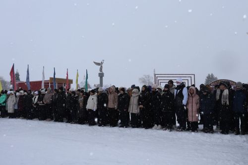 Базарлы Матакта Азат итүче солдат hәйкәле каршысында митинг узды.