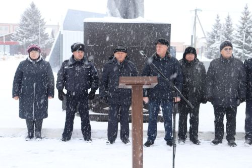 Базарлы Матакта Азат итүче солдат hәйкәле каршысында митинг узды.