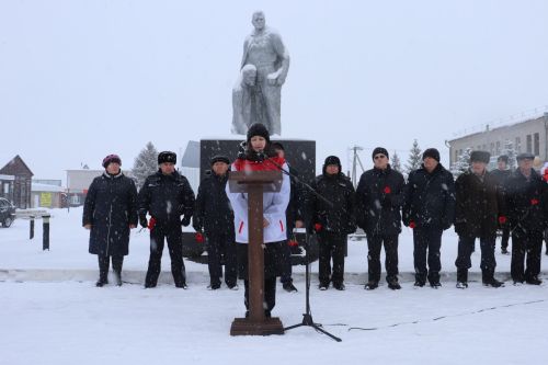 Базарлы Матакта Азат итүче солдат hәйкәле каршысында митинг узды.