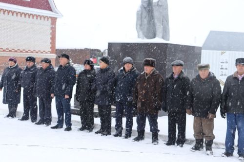 Базарлы Матакта Азат итүче солдат hәйкәле каршысында митинг узды.