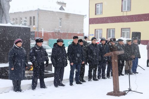 Базарлы Матакта Азат итүче солдат hәйкәле каршысында митинг узды.