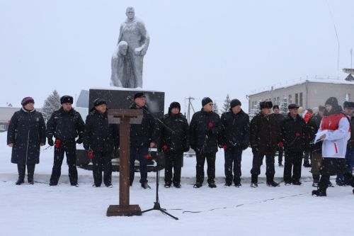 Базарлы Матакта Азат итүче солдат hәйкәле каршысында митинг узды.