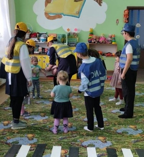 Татар Борнае мәктәбе укучылары сабыйларны юл кагыйдәләре белән таныштырдылар