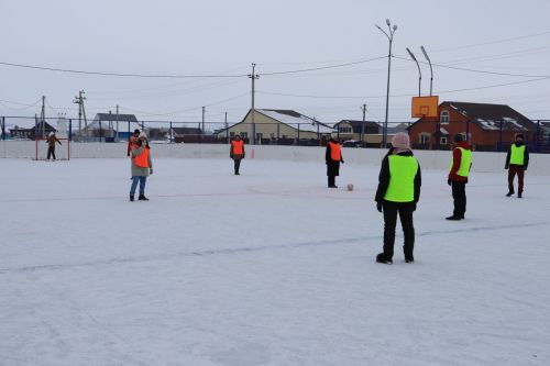 Молодежь района собралась на катке около спортзала «Алина»