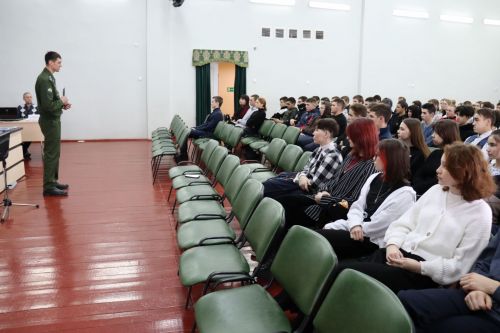 Әлки районы укучылары белән Ярославль югары хәрби училищесыннан килгән вәкилләр очрашу үткәрделәр