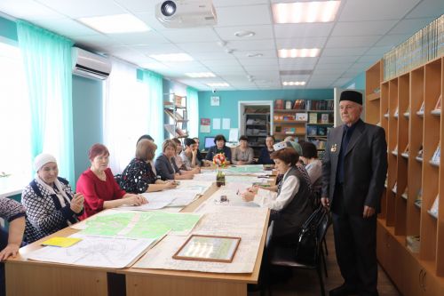 Әлки районы китапханәсендә шәҗәрәләр төзү остасы Мансур Ганиев белән очрашу узды