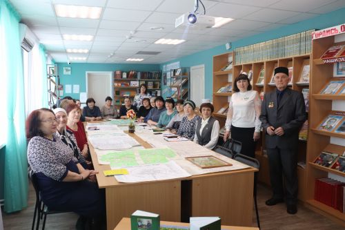 Әлки районы китапханәсендә шәҗәрәләр төзү остасы Мансур Ганиев белән очрашу узды