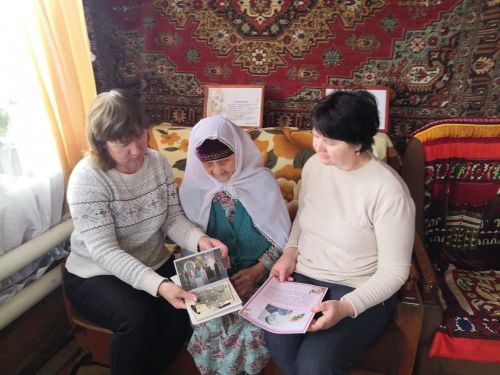 Иске Салман авылы китапханәсенең өлкән китап укучысы Зөлфия Хәлиуллинада кунакта булдылар