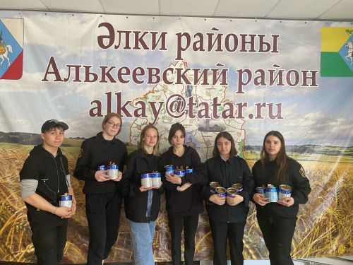 Ребята отряда «ФОРПОСТ» изготавливают окопные свечи для бойцов