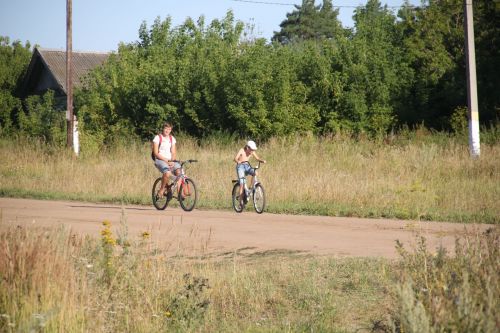 С наступлением лета на улицах возрастает число велосипедистов.
