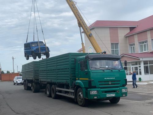 Әлки районыннан Украина җирендә барган махсус операциядә катнашучы егетләргә ике машина озаттылар