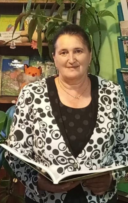 Әлфия Гыймадиева Татар Борнае авылында 38 ел дәвамында китапханәче булып эшли