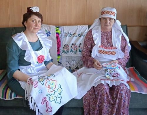 Әлки районы хатын-кызлары Сабантуйга сөлге чигәләр