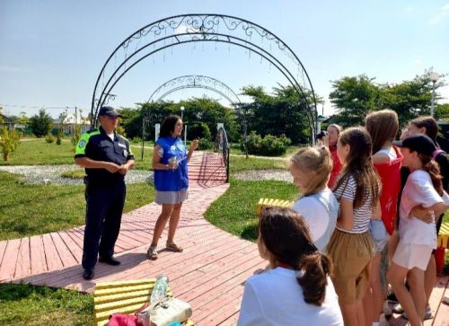 Автоинспекторы в Центральном парке встретились с ребятами