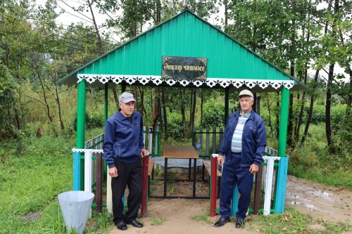 Насых Муратов и Каюм Гайнуллин благоустроенного ключа в селе Верхнее Альмурзино
