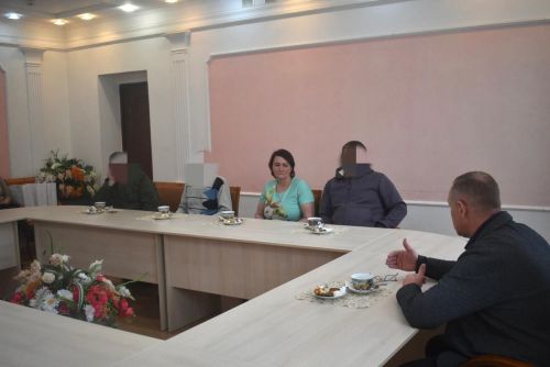 Александр Никошин вакытлыча ялга кайткан  солдатлар белән очрашты
