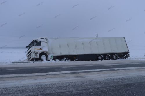 Базарлы Матакта йөк машинасы юл кырыена төшкән