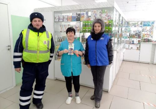 Школьники, водители и пешеходы приняли участие в практическом занятии по применению световозвращающих элементов