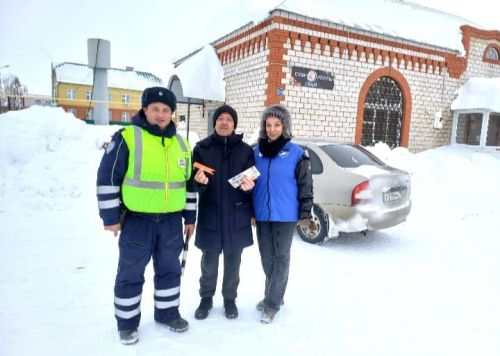 Школьники, водители и пешеходы приняли участие в практическом занятии по применению световозвращающих элементов