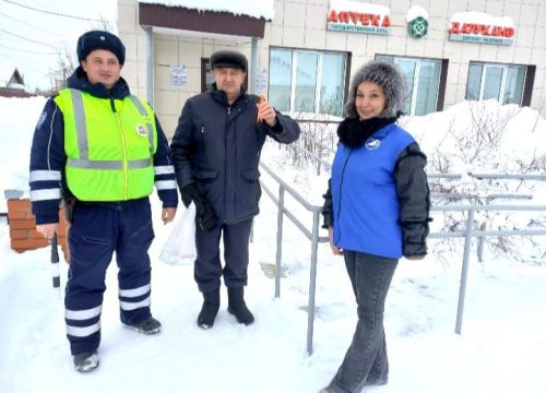Школьники, водители и пешеходы приняли участие в практическом занятии по применению световозвращающих элементов