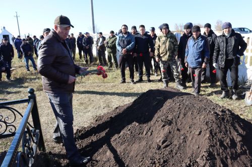Алькеевцы проводили в последний путь участвовавшего в СВО Айрата Фасхутдинова