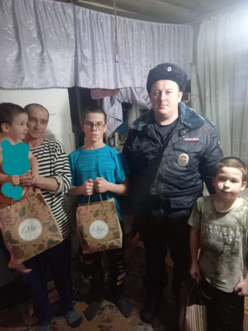 Әлки районының полиция хезмәткәрләре Яңа ел бүләкләре тапшырды