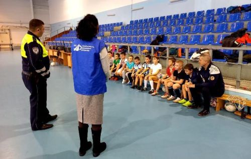 Автоинспекторы провели беседу с юными футболистами