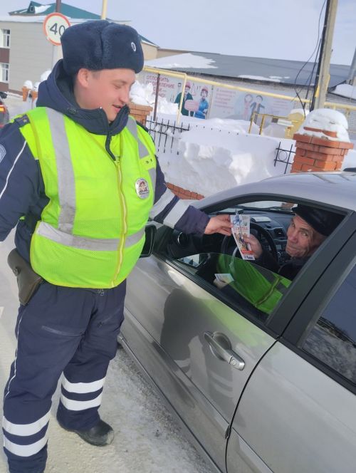 Автоинспекторы района поздравили мужчин-водителей с праздником