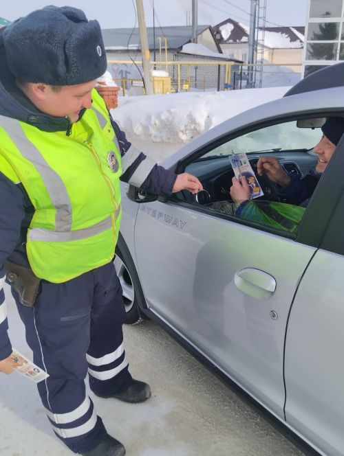 Автоинспекторы района поздравили мужчин-водителей с праздником