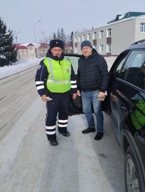 Автоинспекторы района поздравили мужчин-водителей с праздником