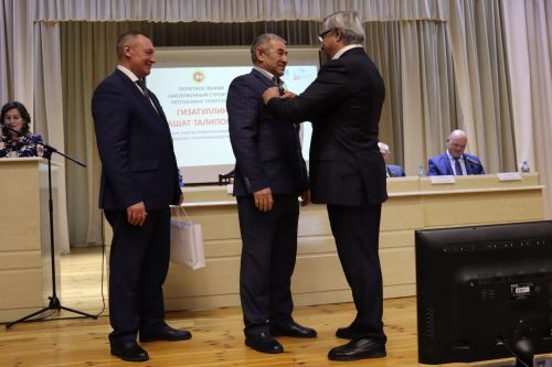 Рашат Гыйззәтуллин мактаулы исемгә лаек булды