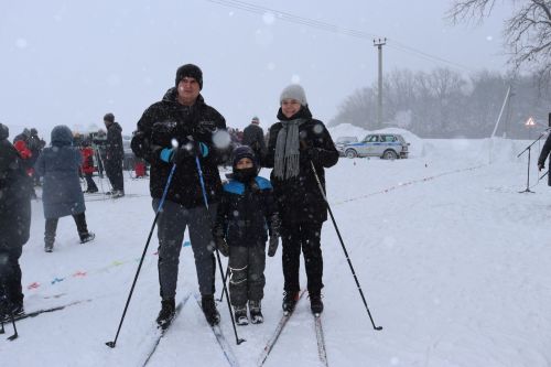 Спортсмены и любители лыжного спорта собрались около детского лагеря «Дубки»