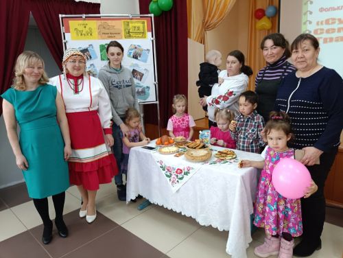 В Чувашско-Бурнаевском сельском доме культуры провели праздник «Сундучок семейных традиций»