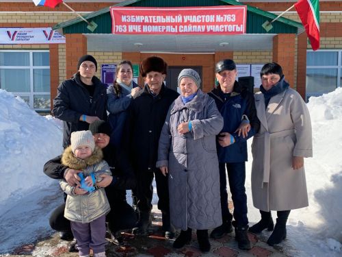 Сайлауга Таҗиевлар гаиләләре белән килде