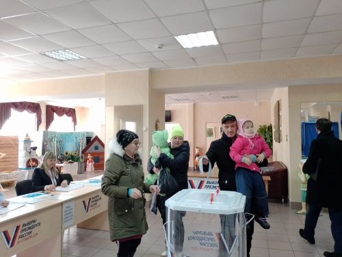 Күп балалы Гайнетдиновлар гаиләләре белән Россия Президенты сайлауларында катнаша