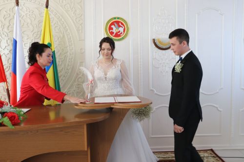 В Алькеевском районе состоялась торжественная регистрация брака Дениса Мукусева и Алёны Шароновой