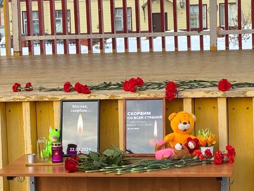 В Базарны Матаках создали стихийный мемориал: алькеевцы несут цветы и игрушки