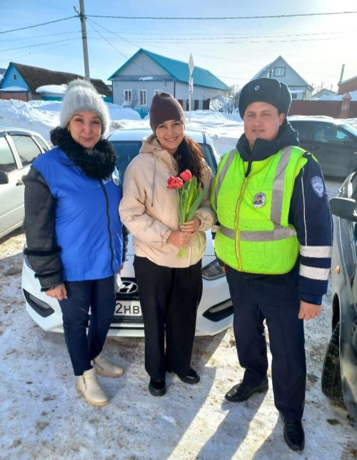 Автоинспекторы района поздравили автоледи с праздником