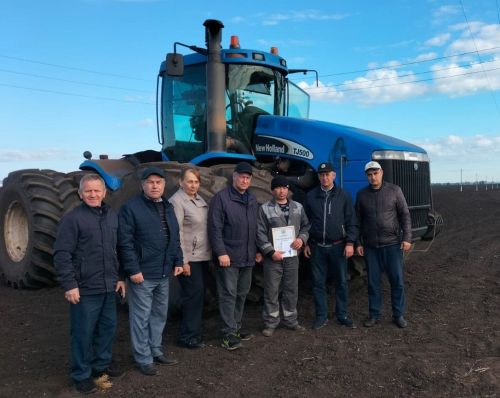 Александр Никошин сабан эшләрендә иң өлгер механизаторларны хезмәт уңышлары белән котлады