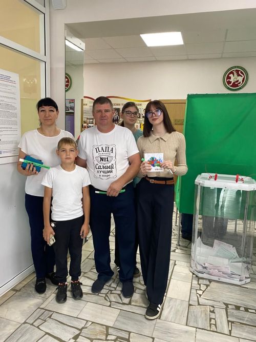 Базарлы Матакта яшәүче Гарифиновлар сайлауга гаиләсе белән - бишәү килгәннәр