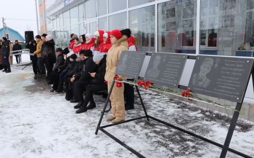 Базарлы Матак мәктәбендә Украина территориясендә хәрби бурычларын үтәгәндә һәлак булучылар хөрмәтенә мемориаль такталар ачылды